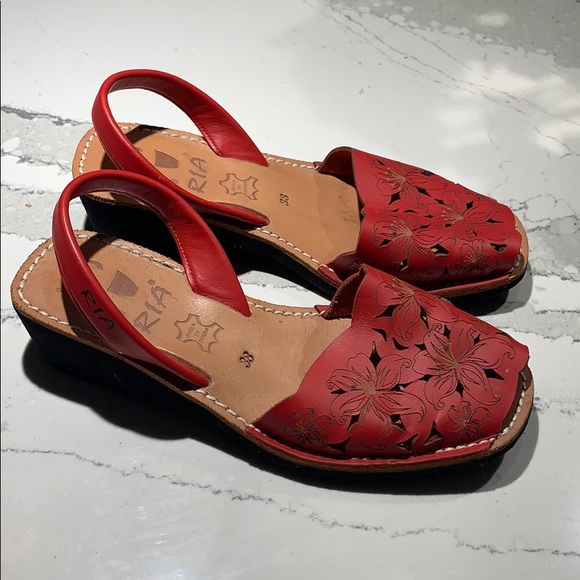 Ladies red shoes - Picture 2 of 6